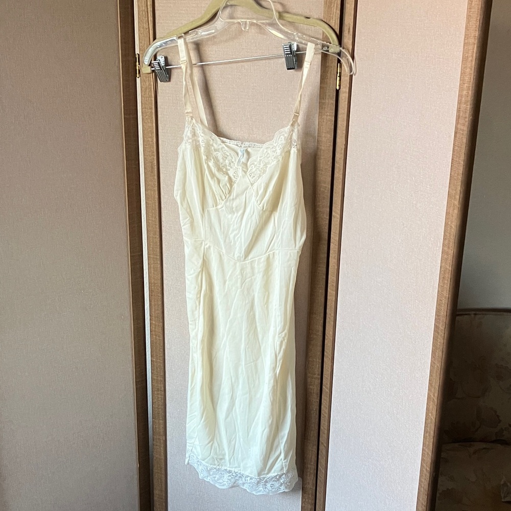 FINAL MARKDOWN Lace Trim vintage slip 36